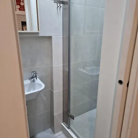 Alfama - Close To Everything *